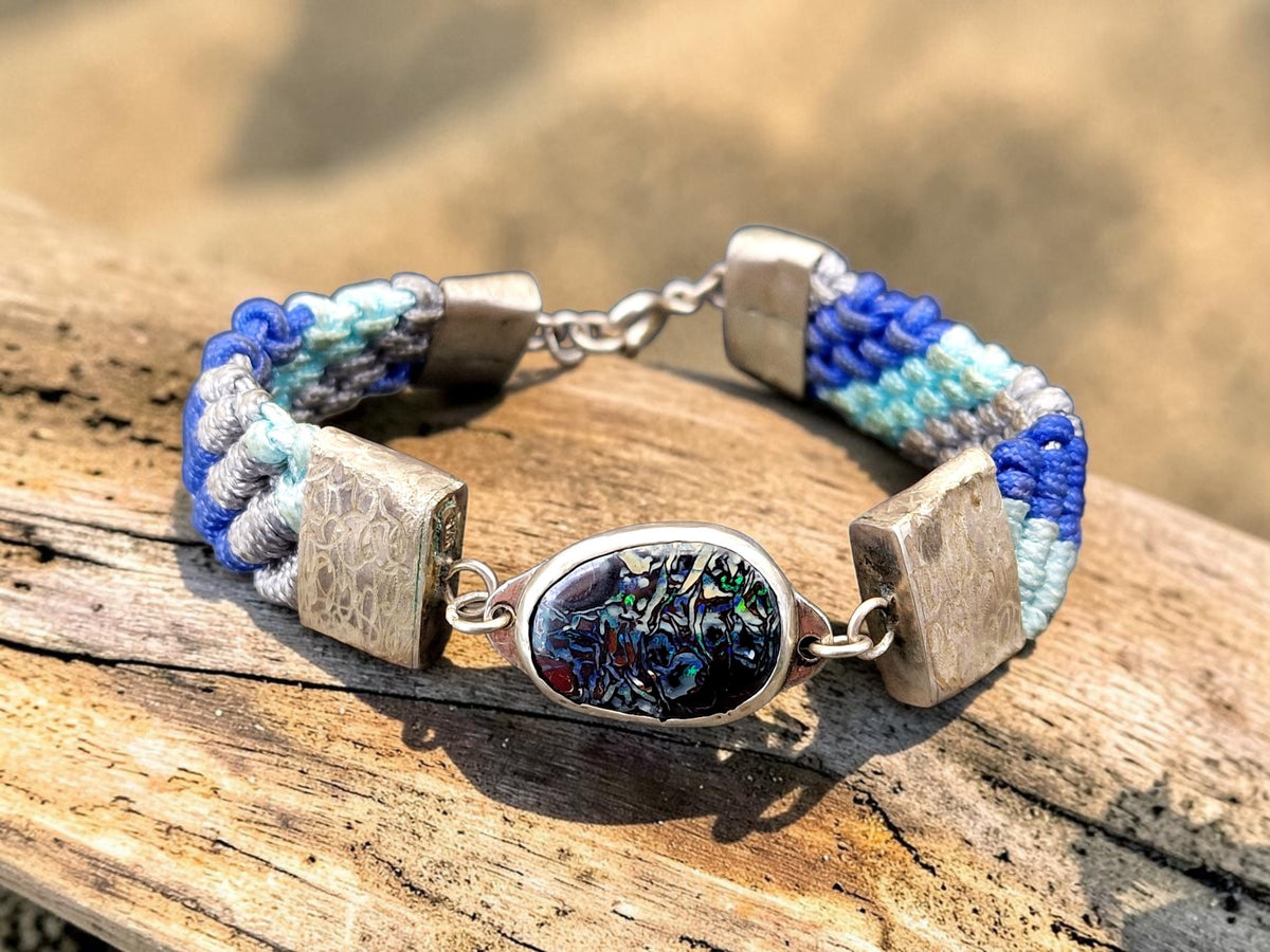 Makramee Design Armband, aus 925er Silber, 17,5cm Länge, Boulder Opal, Muster, Opalfeuer in grün und blau, Unisex, Unikat, Handarbeit
