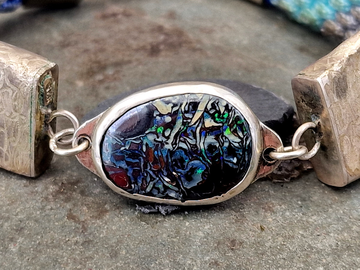 Makramee Design Armband, aus 925er Silber, 17,5cm Länge, Boulder Opal, Muster, Opalfeuer in grün und blau, Unisex, Unikat, Handarbeit