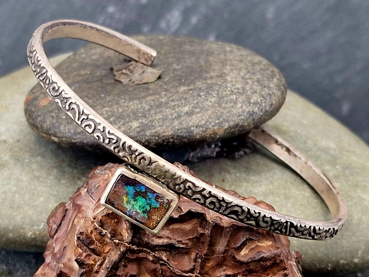 Armreif, aufgeprägtes Muster, teilgeschwärzt aus 925er Silber mit Boulder Opal, grün, blaues, rotes Opalfeuer, Durchmesser breiteste Stelle 63mm, Unisex, Unikat, Handarbeit