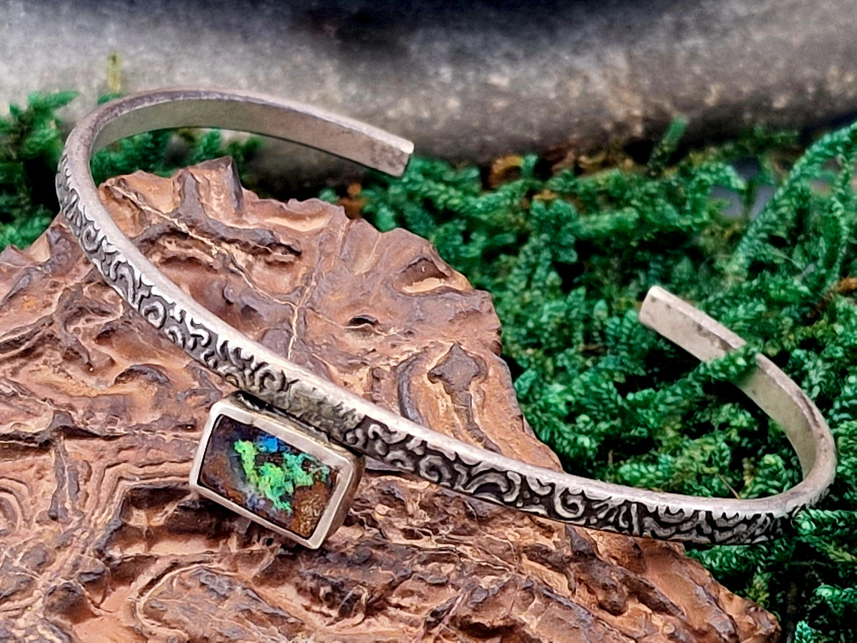 Armreif, aufgeprägtes Muster, teilgeschwärzt aus 925er Silber mit Boulder Opal, grün, blaues, rotes Opalfeuer, Durchmesser breiteste Stelle 63mm, Unisex, Unikat, Handarbeit
