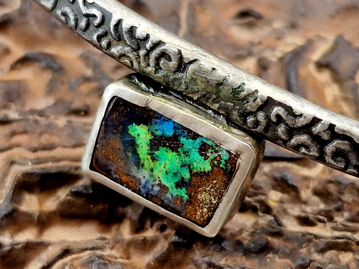 Armreif, aufgeprägtes Muster, teilgeschwärzt aus 925er Silber mit Boulder Opal, grün, blaues, rotes Opalfeuer, Durchmesser breiteste Stelle 63mm, Unisex, Unikat, Handarbeit