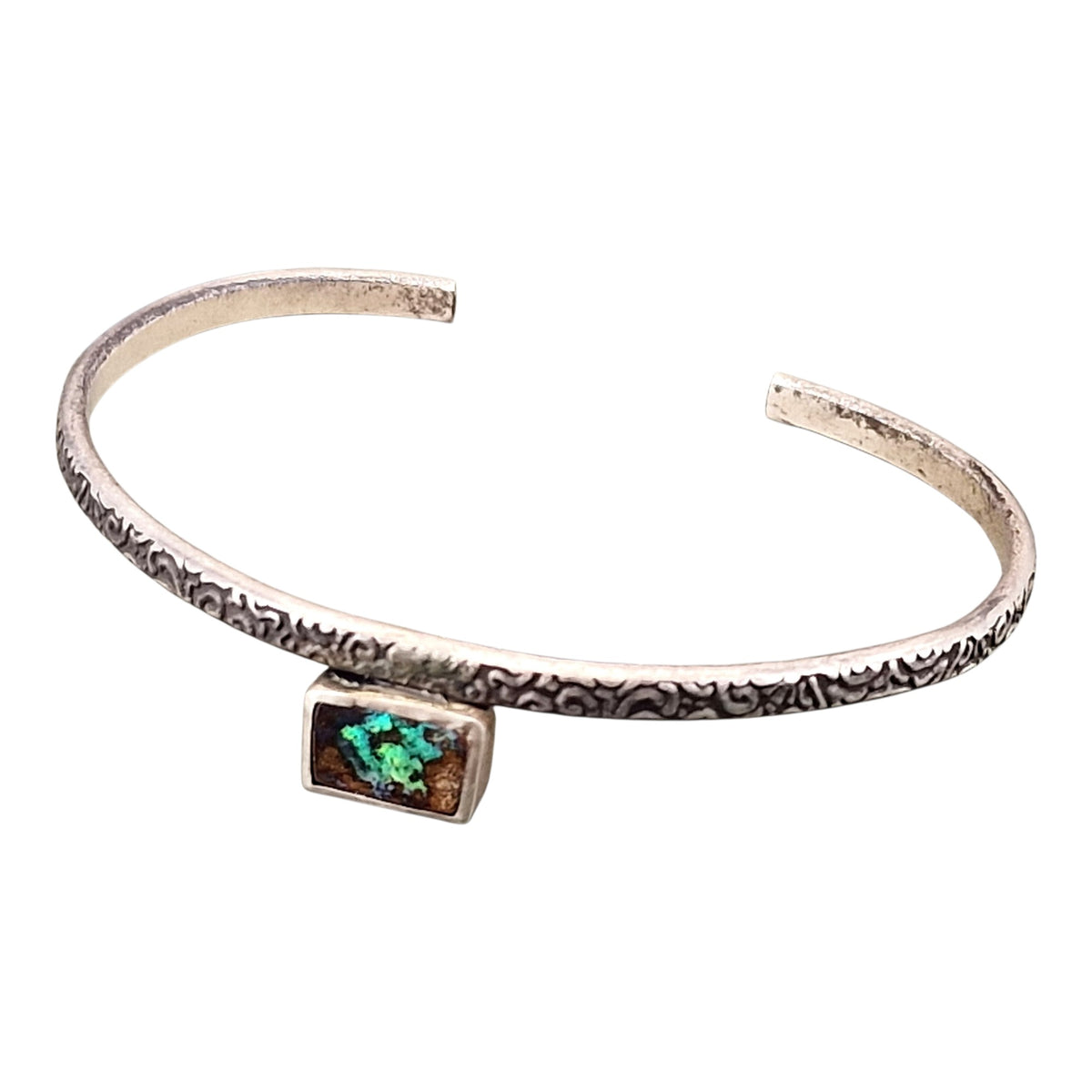 Armreif, aufgeprägtes Muster, teilgeschwärzt aus 925er Silber mit Boulder Opal, grün, blaues, rotes Opalfeuer, Durchmesser breiteste Stelle 63mm, Unisex, Unikat, Handarbeit