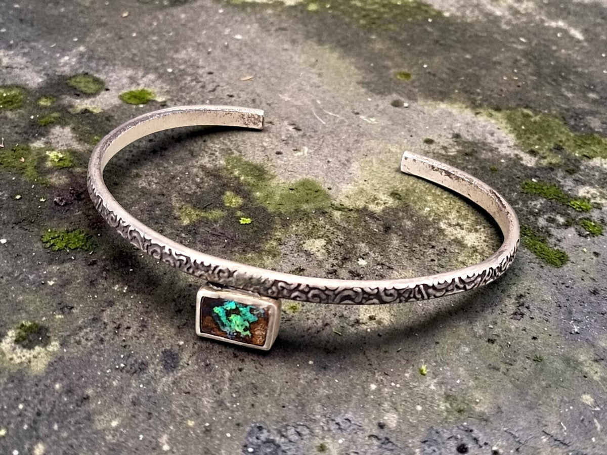 Armreif, aufgeprägtes Muster, teilgeschwärzt aus 925er Silber mit Boulder Opal, grün, blaues, rotes Opalfeuer, Durchmesser breiteste Stelle 63mm, Unisex, Unikat, Handarbeit