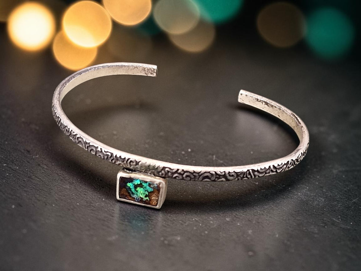 Armreif, aufgeprägtes Muster, teilgeschwärzt aus 925er Silber mit Boulder Opal, grün, blaues, rotes Opalfeuer, Durchmesser breiteste Stelle 63mm, Unisex, Unikat, Handarbeit