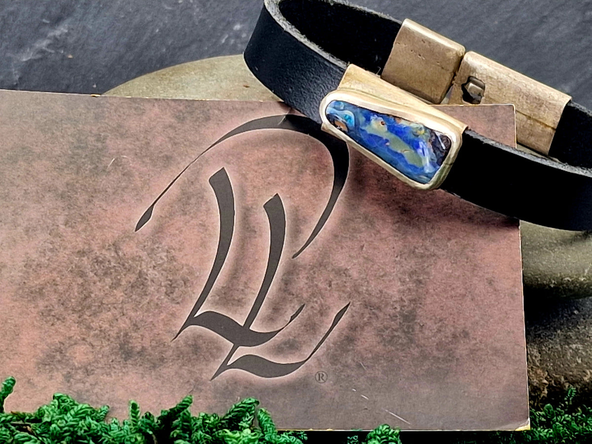 Schwarzes Lederarmband mit Boulder Opal, blaue Grundfarbe, Picture Stone mit partiellem bunten Opalfeuer, Verschluss und Fassung aus 925er Silber, Unisex, Unikat, Handarbeit