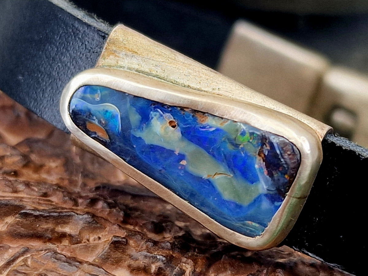 Schwarzes Lederarmband mit Boulder Opal, blaue Grundfarbe, Picture Stone mit partiellem bunten Opalfeuer, Verschluss und Fassung aus 925er Silber, Unisex, Unikat, Handarbeit