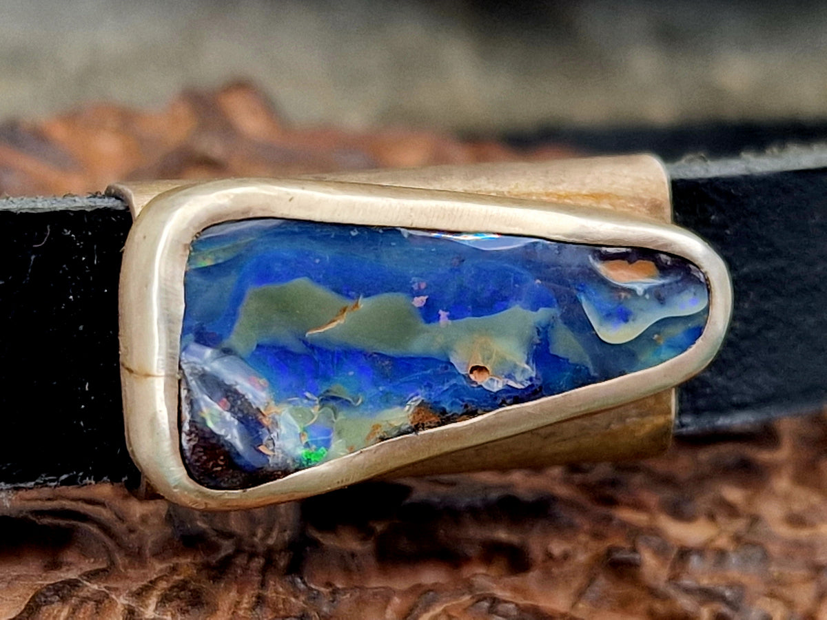 Schwarzes Lederarmband mit Boulder Opal, blaue Grundfarbe, Picture Stone mit partiellem bunten Opalfeuer, Verschluss und Fassung aus 925er Silber, Unisex, Unikat, Handarbeit