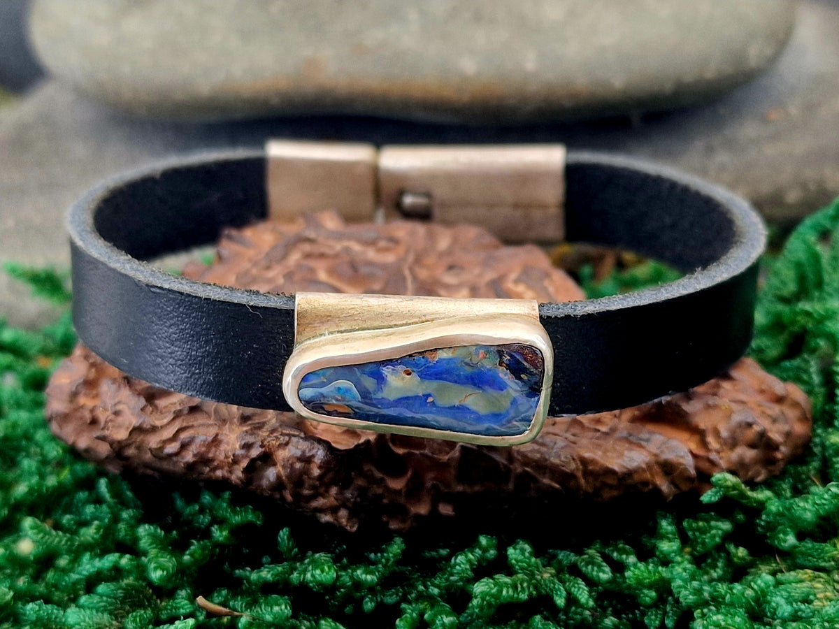 Schwarzes Lederarmband mit Boulder Opal, blaue Grundfarbe, Picture Stone mit partiellem bunten Opalfeuer, Verschluss und Fassung aus 925er Silber, Unisex, Unikat, Handarbeit