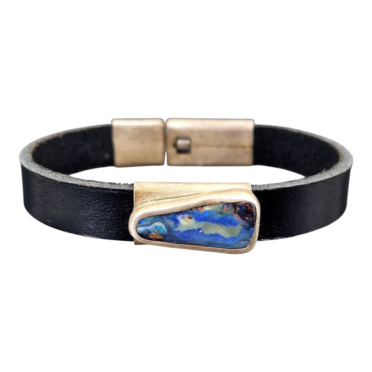 Schwarzes Lederarmband mit Boulder Opal, blaue Grundfarbe, Picture Stone mit partiellem bunten Opalfeuer, Verschluss und Fassung aus 925er Silber, Unisex, Unikat, Handarbeit