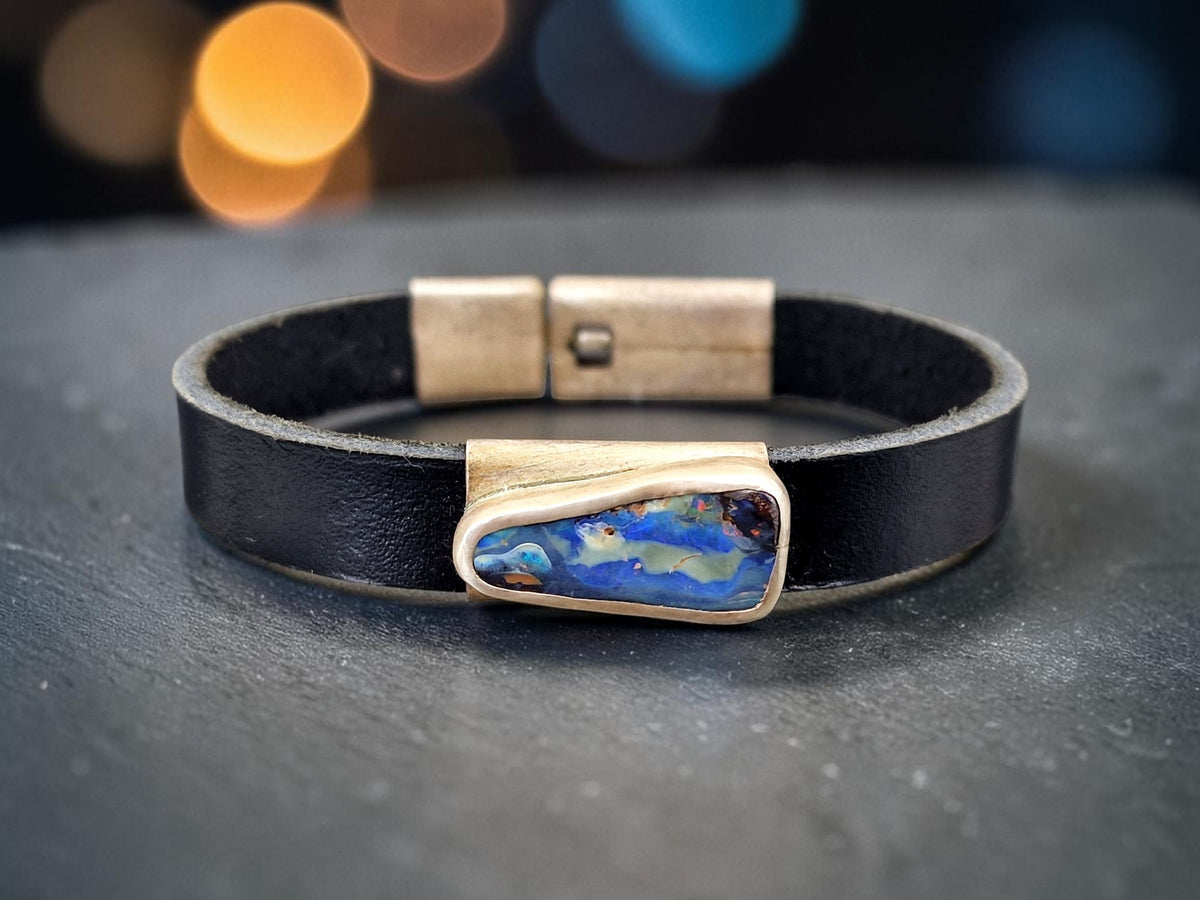 Schwarzes Lederarmband mit Boulder Opal, blaue Grundfarbe, Picture Stone mit partiellem bunten Opalfeuer, Verschluss und Fassung aus 925er Silber, Unisex, Unikat, Handarbeit