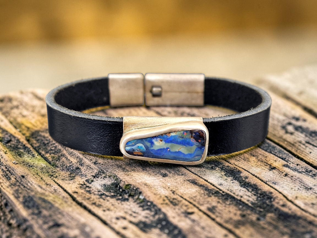 Schwarzes Lederarmband mit Boulder Opal, blaue Grundfarbe, Picture Stone mit partiellem bunten Opalfeuer, Verschluss und Fassung aus 925er Silber, Unisex, Unikat, Handarbeit