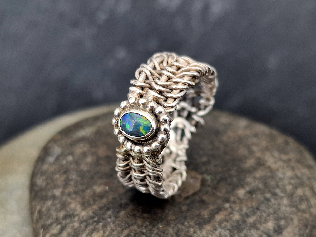 Schwarzer Opal Design Ring, Gr. 57 (18,3), aus 925er Silber, wild geflochtenes Design, mehrfarbiges Opalfeuer, magisch, mystisch, Stapelring, Unikat, Handarbeit