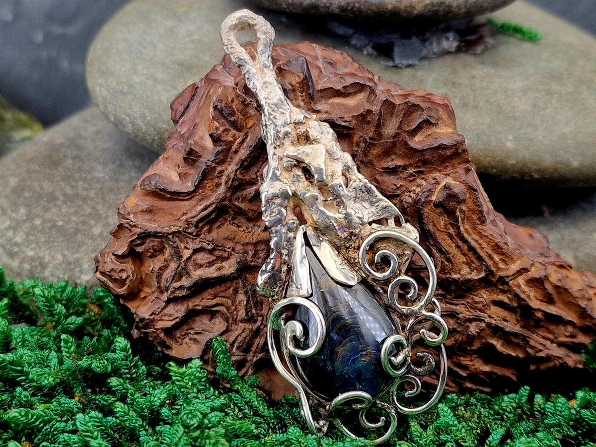 Magisch mystischer Design Anhänger mit Saphirtropfen, teileloxierter Silber, Unikat, Handarbeit