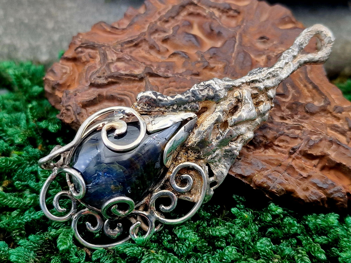 Magisch mystischer Design Anhänger mit Saphirtropfen, teileloxierter Silber, Unikat, Handarbeit