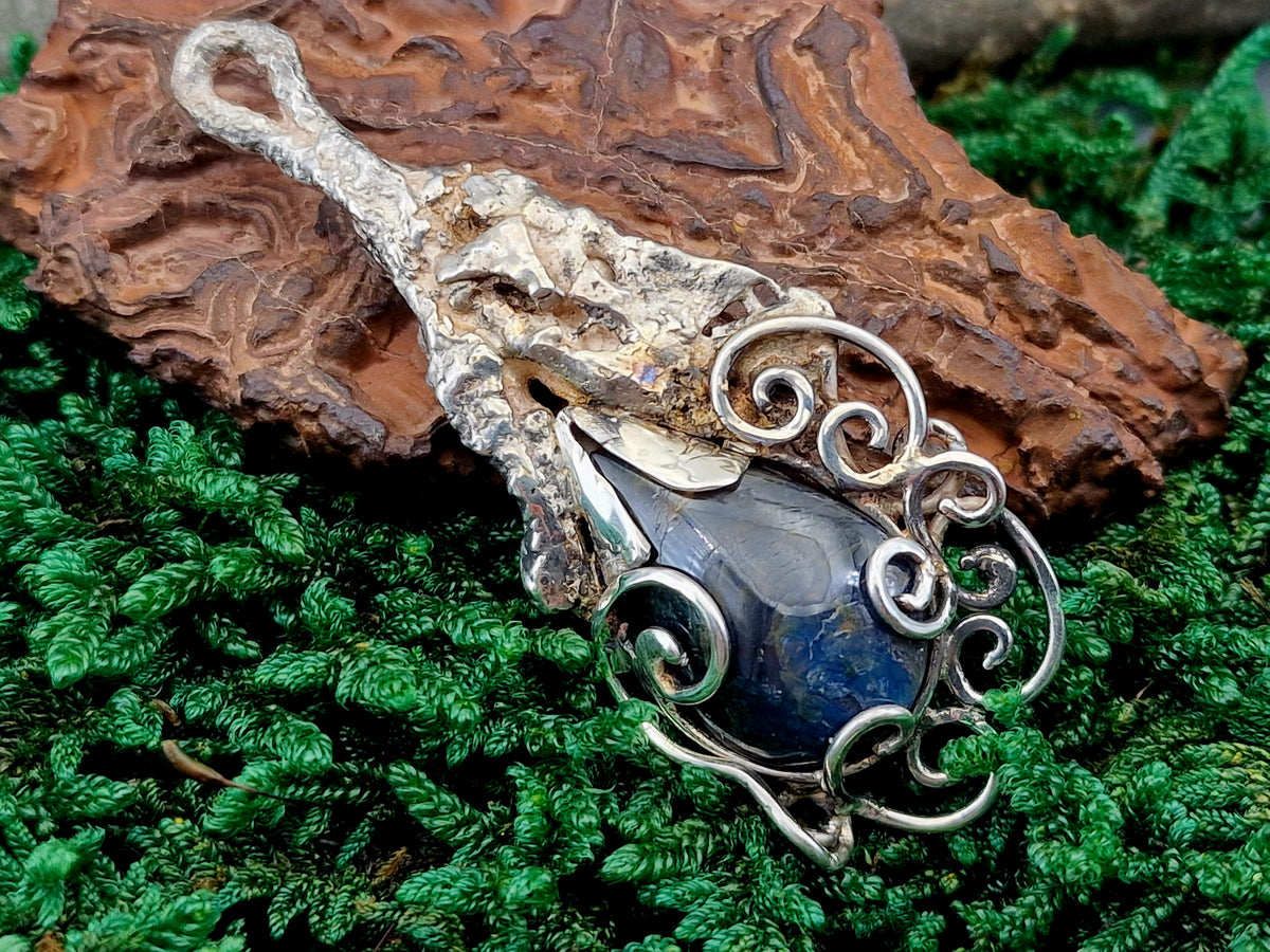 Magisch mystischer Design Anhänger mit Saphirtropfen, teileloxierter Silber, Unikat, Handarbeit
