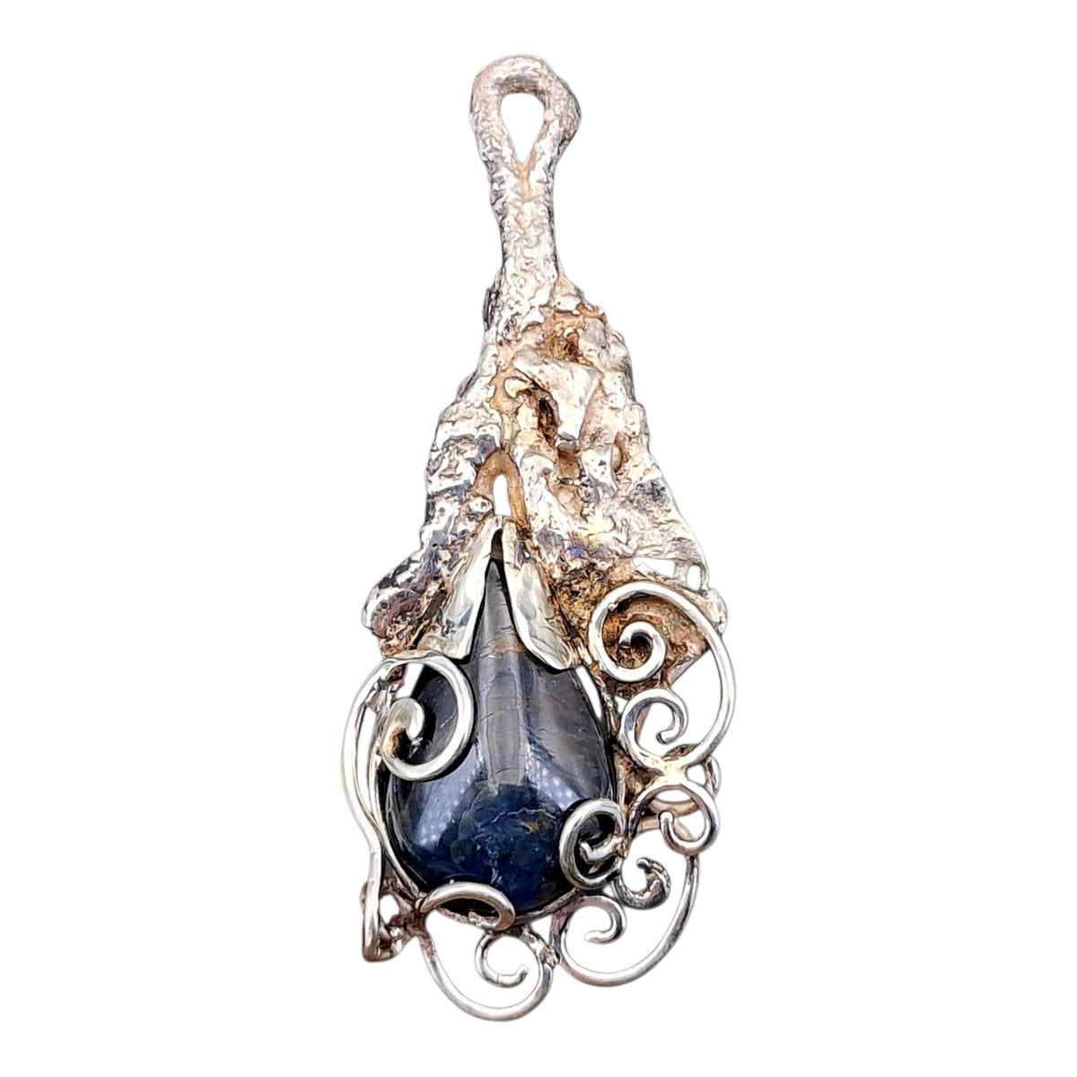 Magisch mystischer Design Anhänger mit Saphirtropfen, teileloxierter Silber, Unikat, Handarbeit