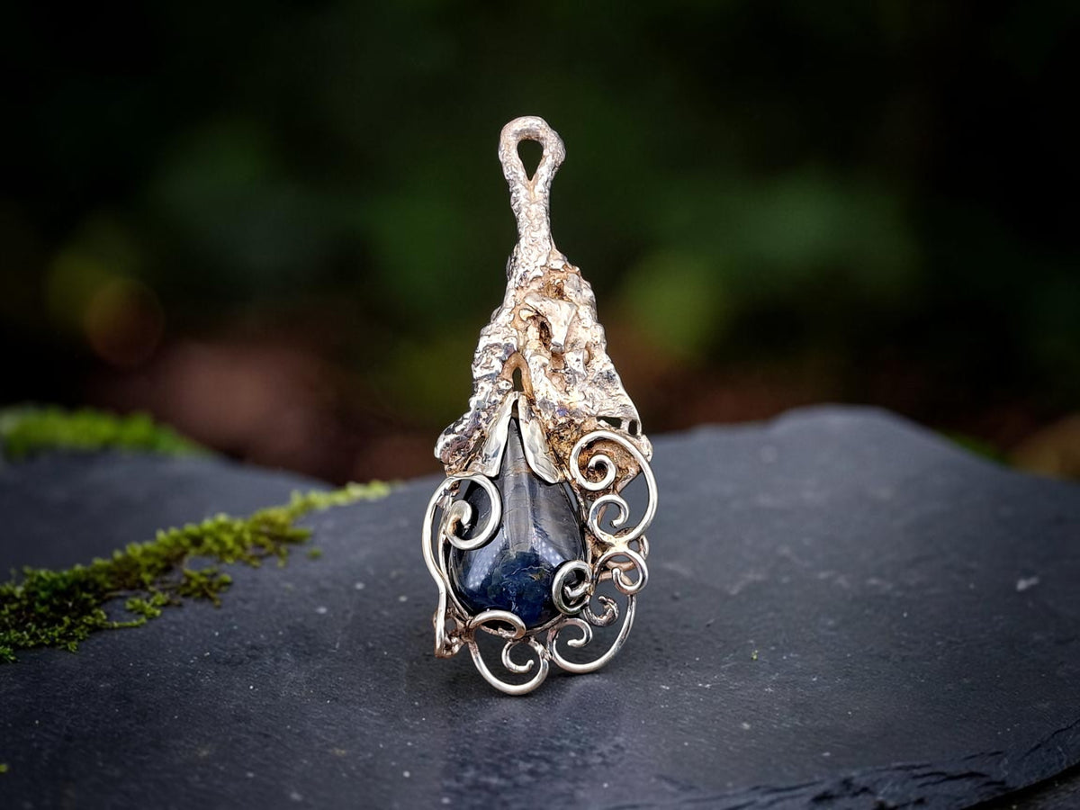 Magisch mystischer Design Anhänger mit Saphirtropfen, teileloxierter Silber, Unikat, Handarbeit