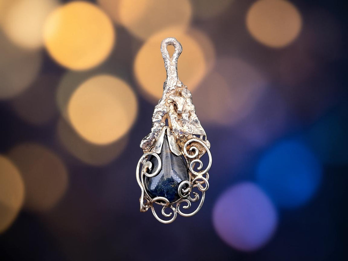 Magisch mystischer Design Anhänger mit Saphirtropfen, teileloxierter Silber, Unikat, Handarbeit