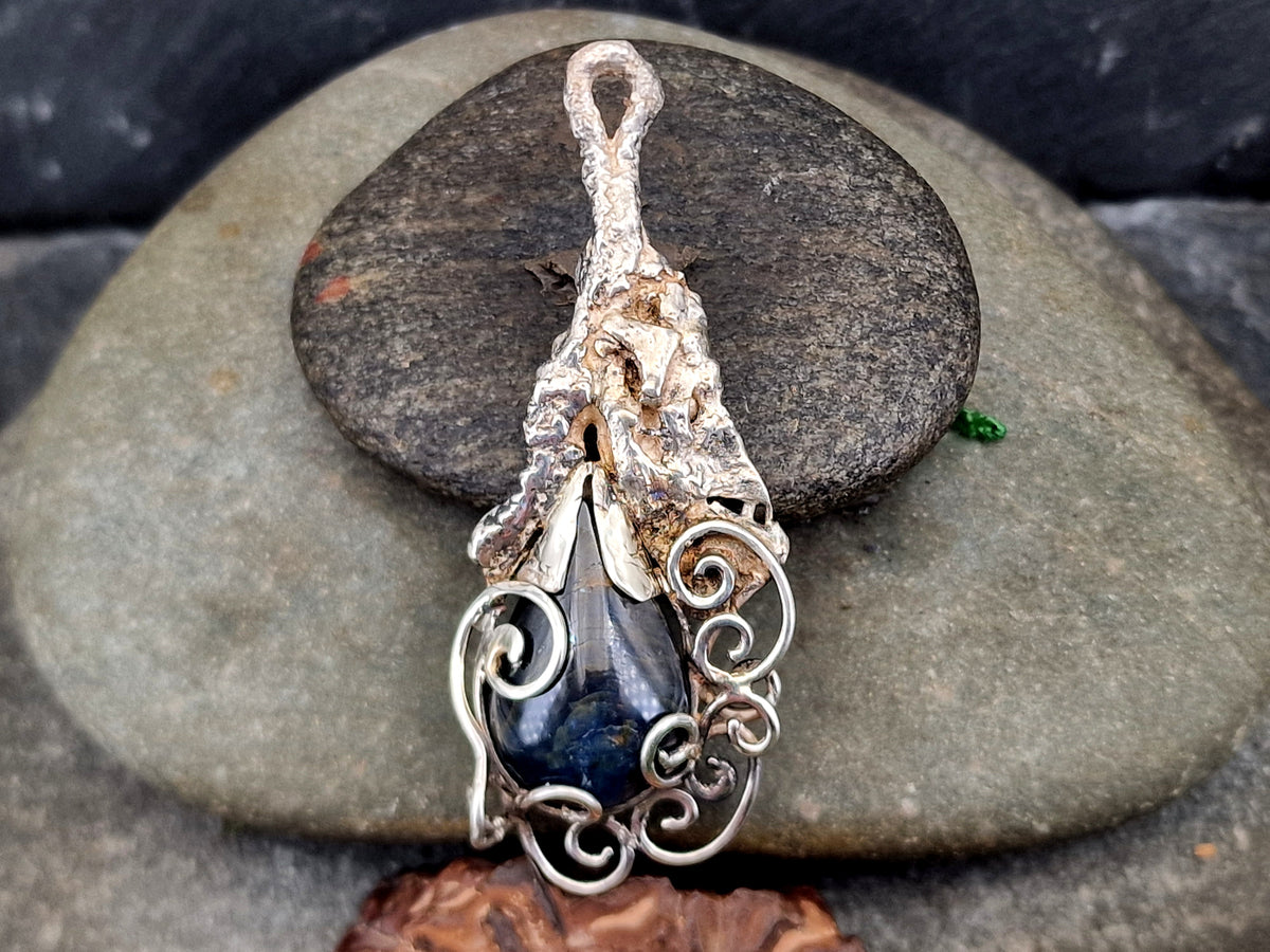 Magisch mystischer Design Anhänger mit Saphirtropfen, teileloxierter Silber, Unikat, Handarbeit