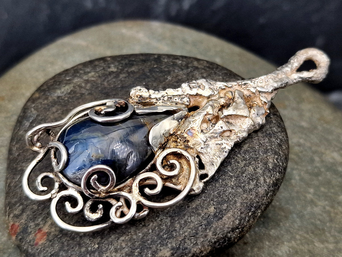 Magisch mystischer Design Anhänger mit Saphirtropfen, teileloxierter Silber, Unikat, Handarbeit