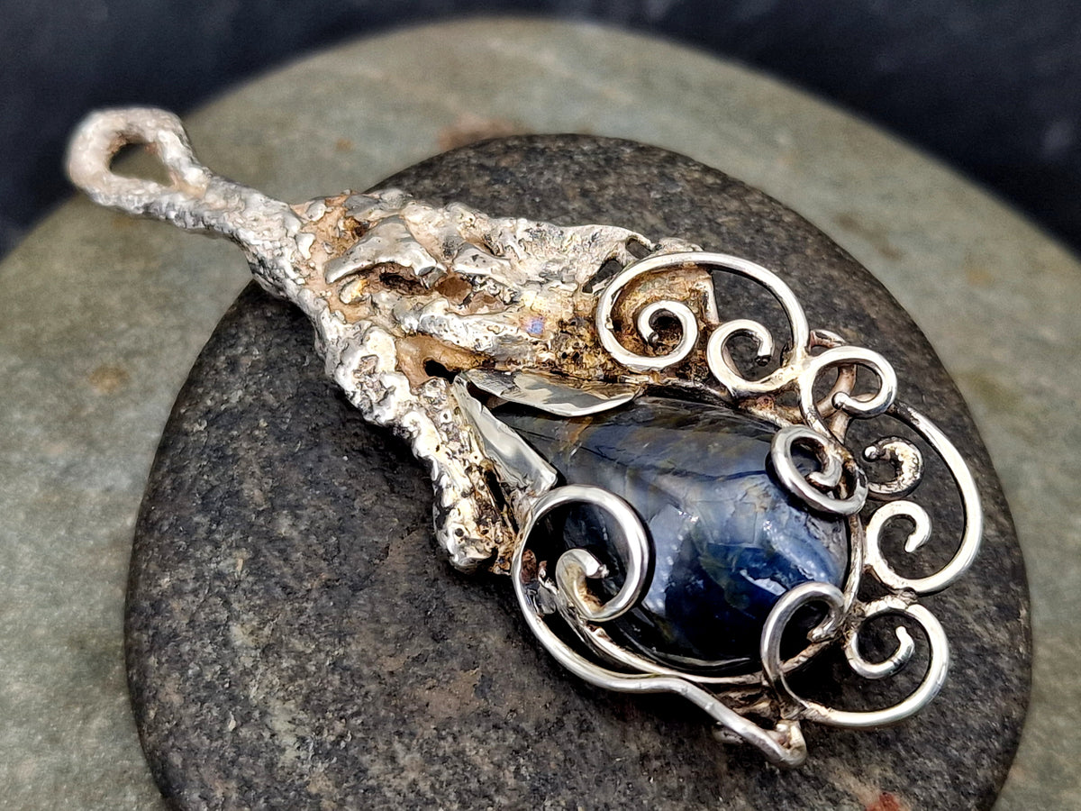 Magisch mystischer Design Anhänger mit Saphirtropfen, teileloxierter Silber, Unikat, Handarbeit