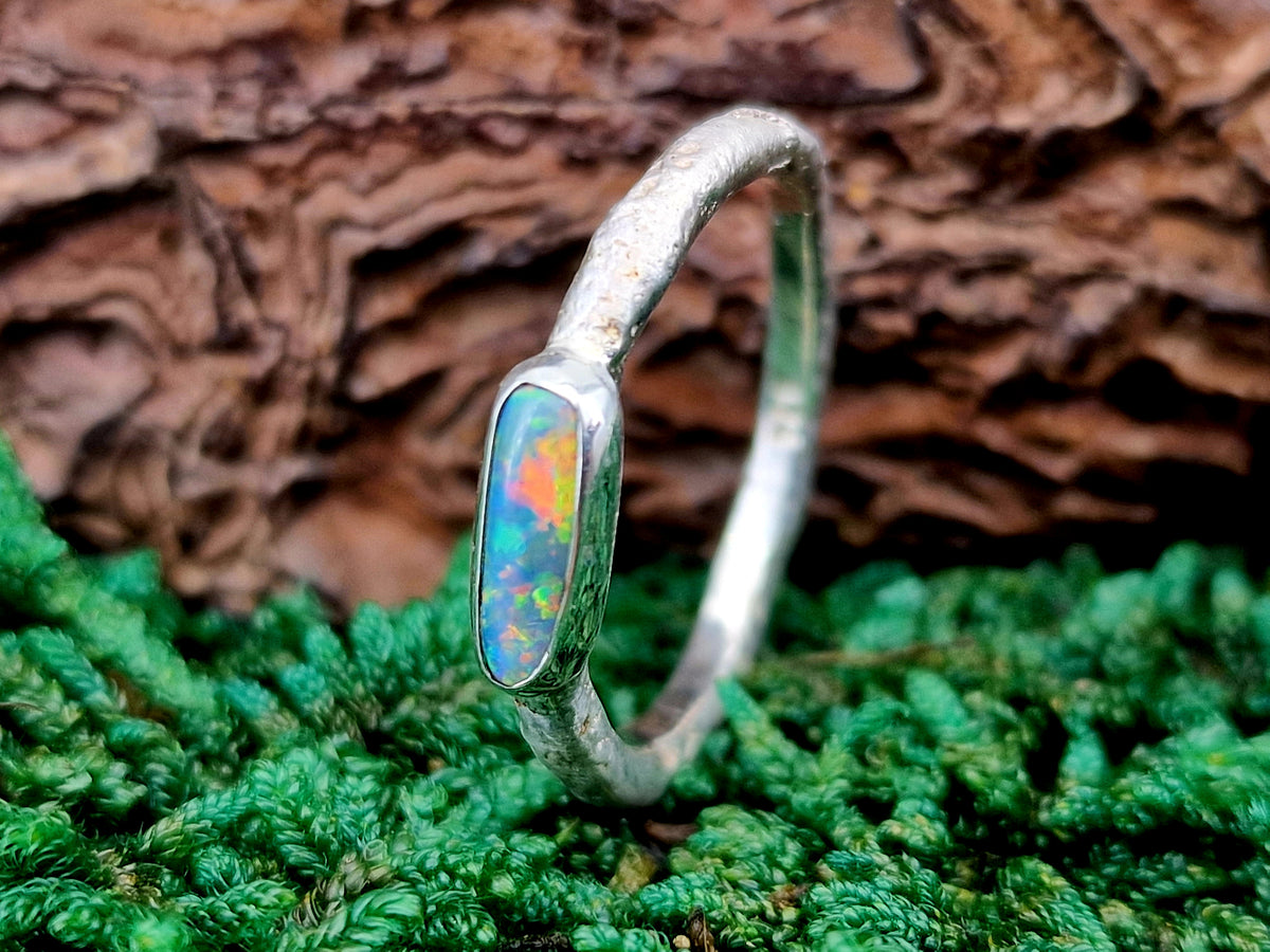 Lightning Ridge Opal Design Ring, Gr.60 (19,3), 925er Silber, gehämmert, Multicolor Opalfeuer, Unikat, Handarbeit