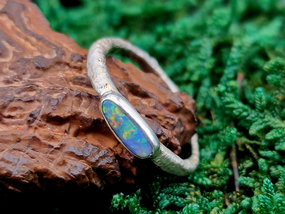 Lightning Ridge Opal Design Ring, Gr.60 (19,3), 925er Silber, gehämmert, Multicolor Opalfeuer, Unikat, Handarbeit