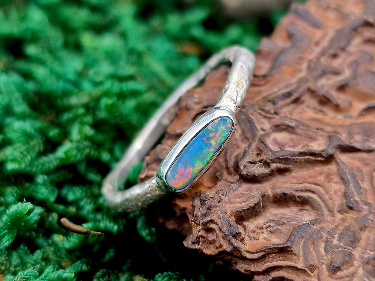 Lightning Ridge Opal Design Ring, Gr.60 (19,3), 925er Silber, gehämmert, Multicolor Opalfeuer, Unikat, Handarbeit