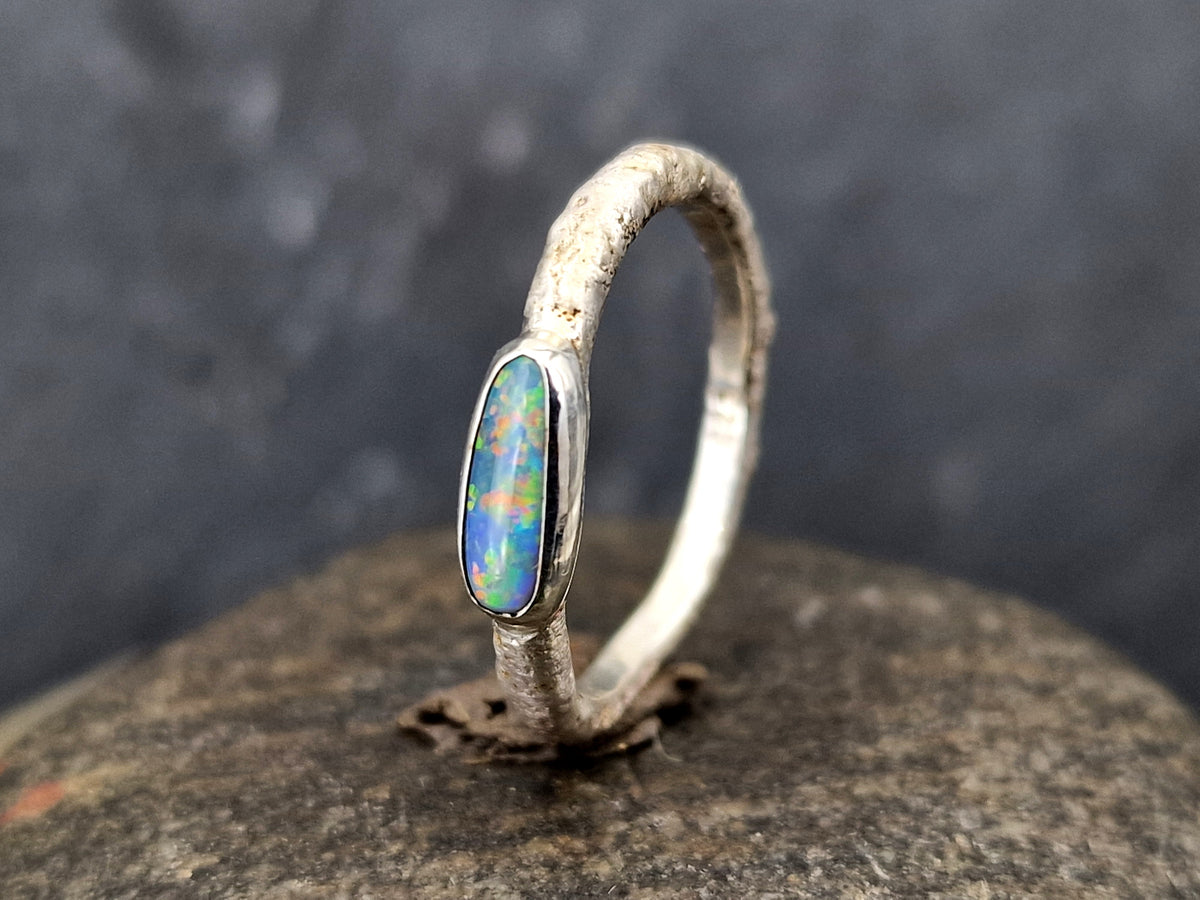Lightning Ridge Opal Design Ring, Gr.60 (19,3), 925er Silber, gehämmert, Multicolor Opalfeuer, Unikat, Handarbeit