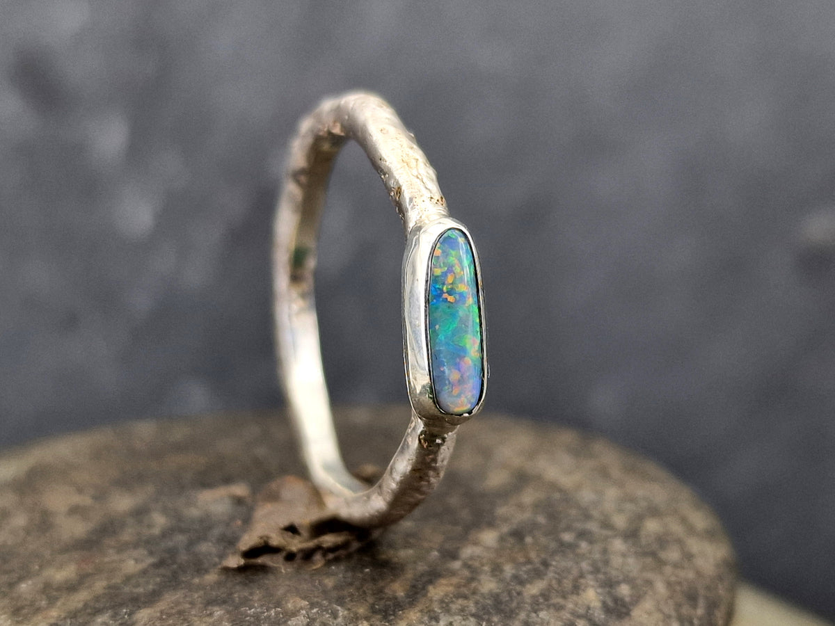 Lightning Ridge Opal Design Ring, Gr.60 (19,3), 925er Silber, gehämmert, Multicolor Opalfeuer, Unikat, Handarbeit