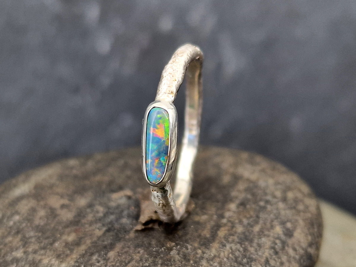 Lightning Ridge Opal Design Ring, Gr.60 (19,3), 925er Silber, gehämmert, Multicolor Opalfeuer, Unikat, Handarbeit