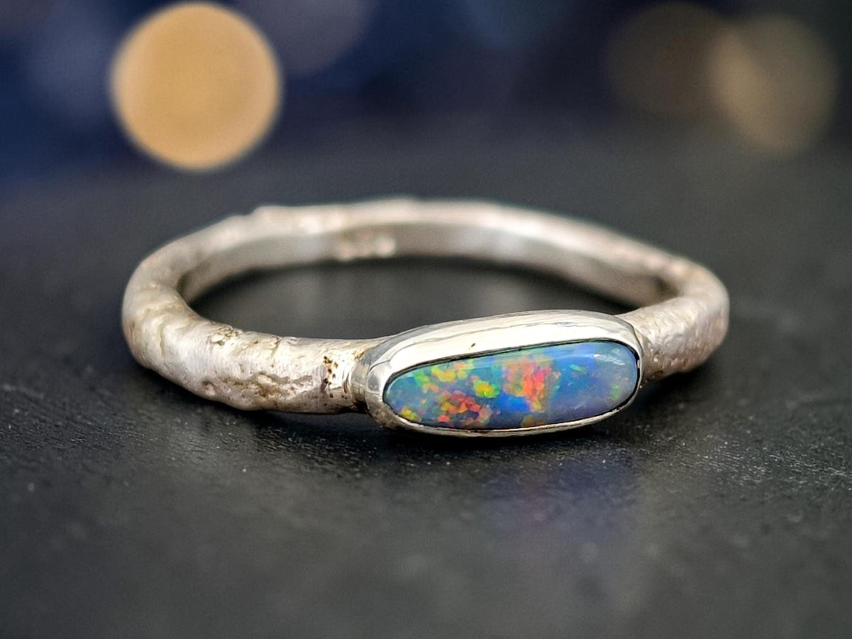 Lightning Ridge Opal Design Ring, Gr.60 (19,3), 925er Silber, gehämmert, Multicolor Opalfeuer, Unikat, Handarbeit