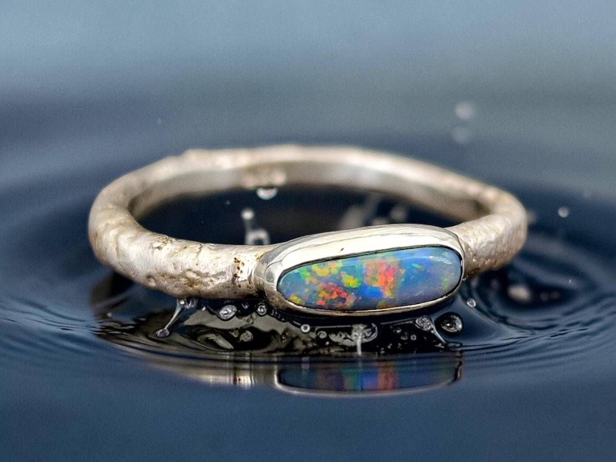 Lightning Ridge Opal Design Ring, Gr.60 (19,3), 925er Silber, gehämmert, Multicolor Opalfeuer, Unikat, Handarbeit