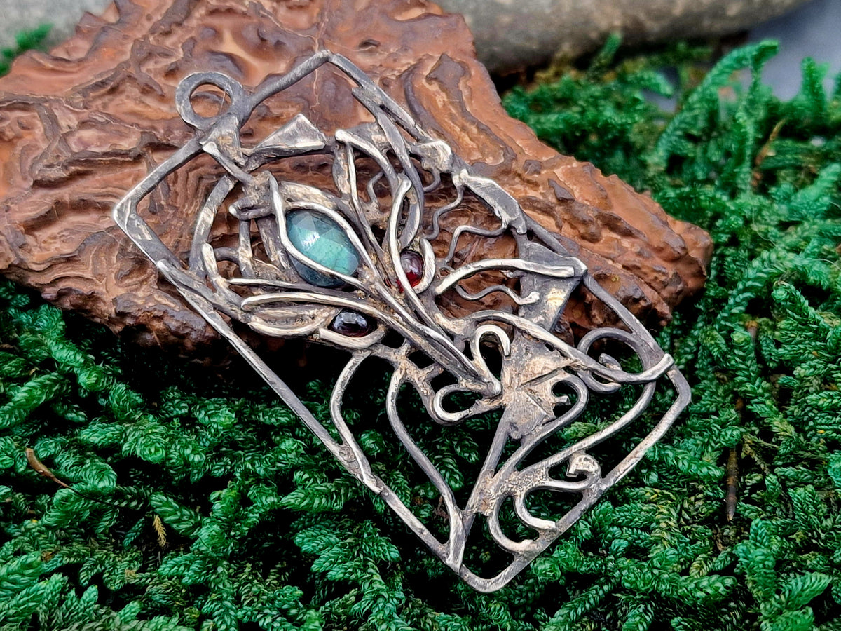 Magischer Drachen Design Anhänger, geschwärztes 925er Silber, blutrote Granat, blauem Labradorit, mystisch, Unikat, Handarbeit, Unisex