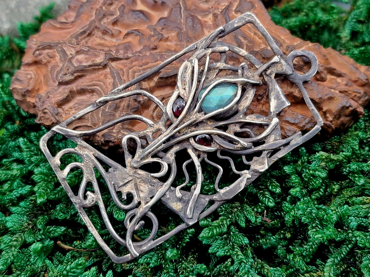 Magischer Drachen Design Anhänger, geschwärztes 925er Silber, blutrote Granat, blauem Labradorit, mystisch, Unikat, Handarbeit, Unisex