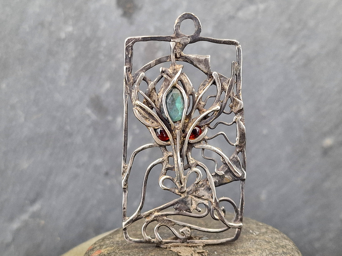 Magischer Drachen Design Anhänger, geschwärztes 925er Silber, blutrote Granat, blauem Labradorit, mystisch, Unikat, Handarbeit, Unisex