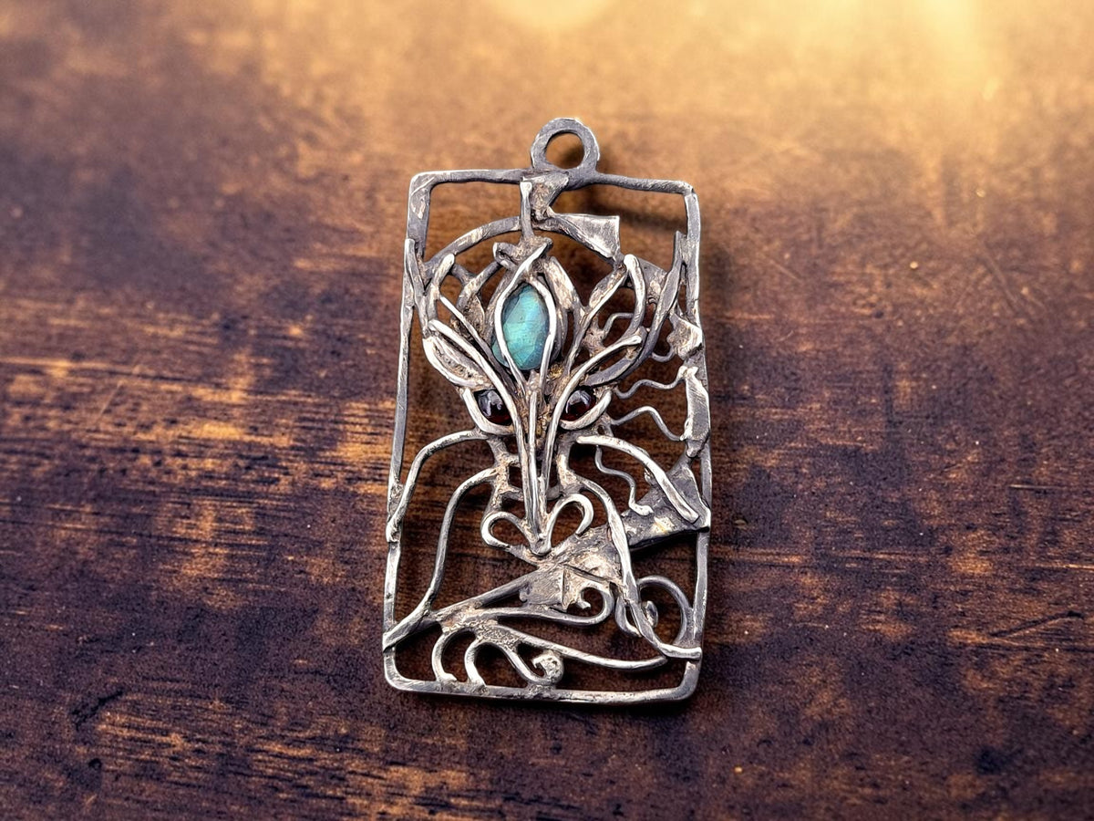 Magischer Drachen Design Anhänger, geschwärztes 925er Silber, blutrote Granat, blauem Labradorit, mystisch, Unikat, Handarbeit, Unisex