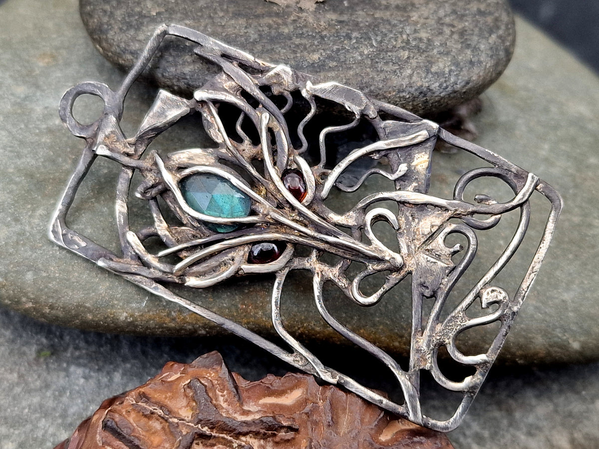 Magischer Drachen Design Anhänger, geschwärztes 925er Silber, blutrote Granat, blauem Labradorit, mystisch, Unikat, Handarbeit, Unisex