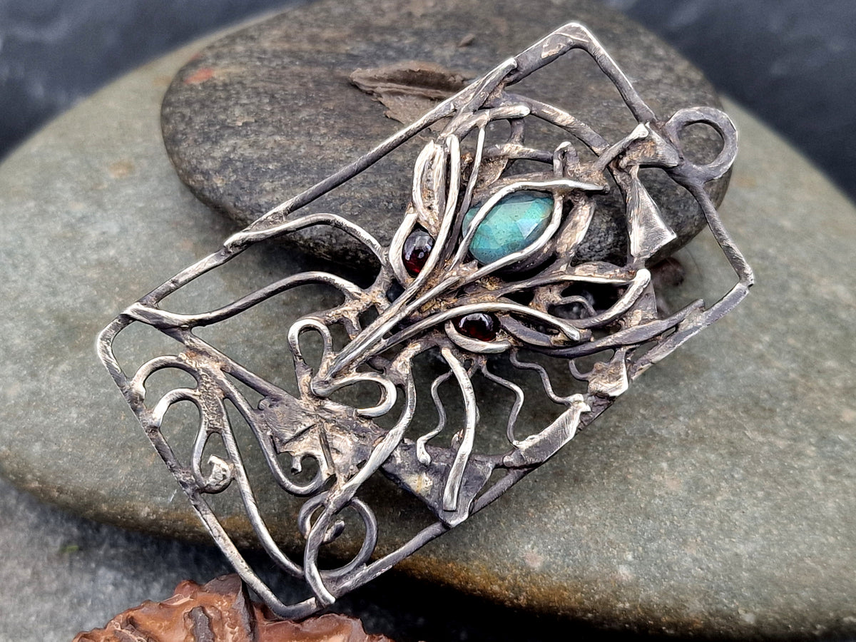 Magischer Drachen Design Anhänger, geschwärztes 925er Silber, blutrote Granat, blauem Labradorit, mystisch, Unikat, Handarbeit, Unisex