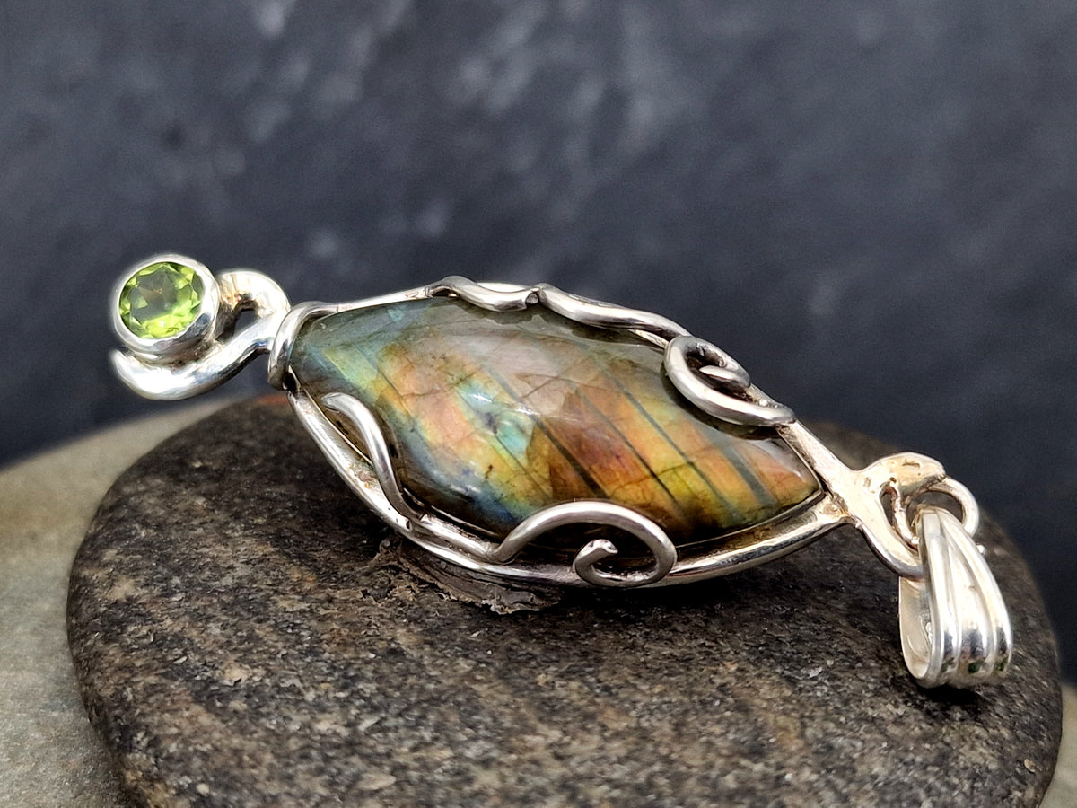 Magisch mystischer Anhänger, Labradorit und Peridot, 925er Silber, Unikat, Unisex, Handarbeit