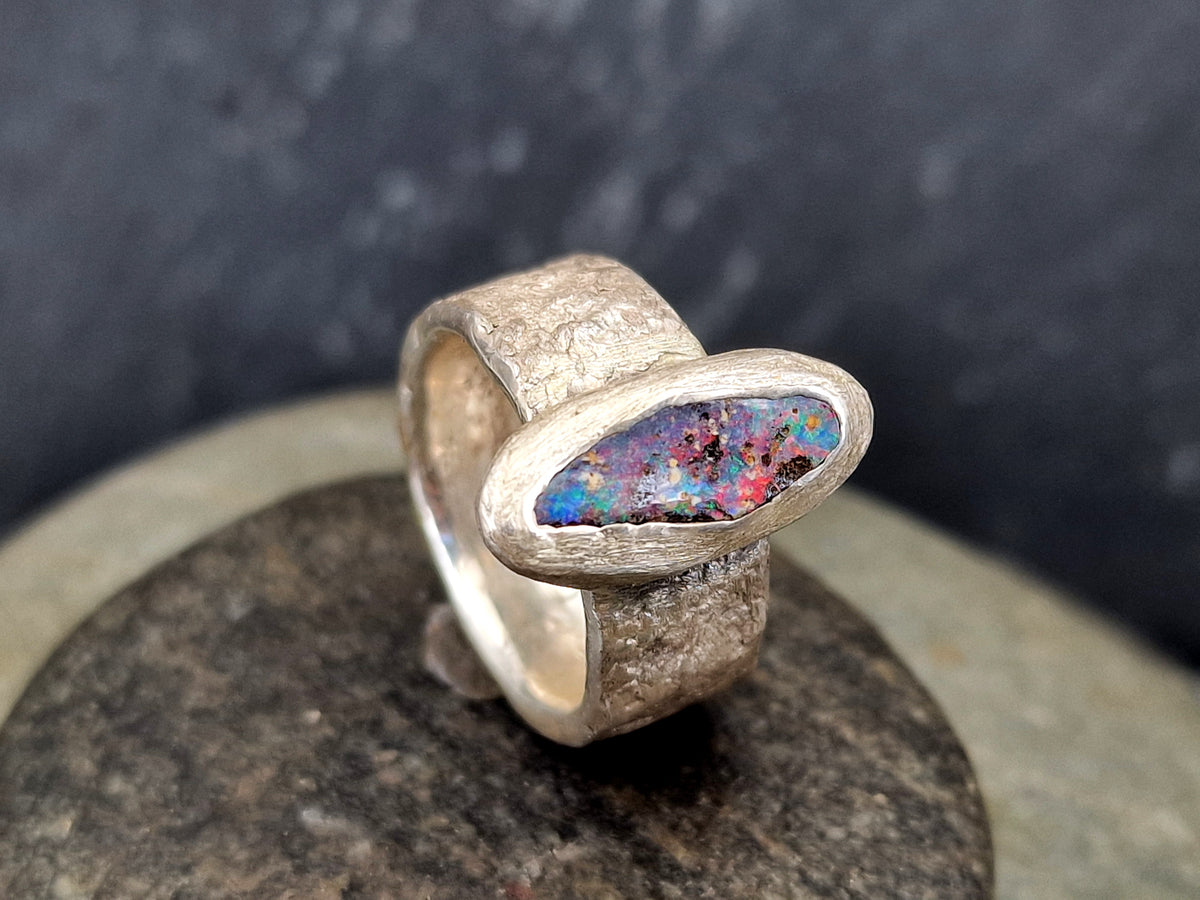 Boulder Opal Design Ring aus 925er Silber, Gr.52 (16,6), kräftiges mehrfarbiges Opalfeuer, massive Ringschiene mit Stein Struktur, Unikat, Handarbeit