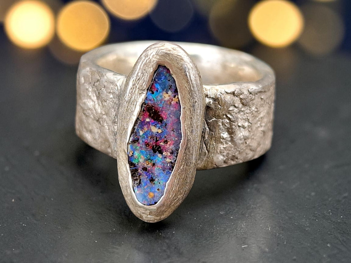 Boulder Opal Design Ring aus 925er Silber, Gr.52 (16,6), kräftiges mehrfarbiges Opalfeuer, massive Ringschiene mit Stein Struktur, Unikat, Handarbeit