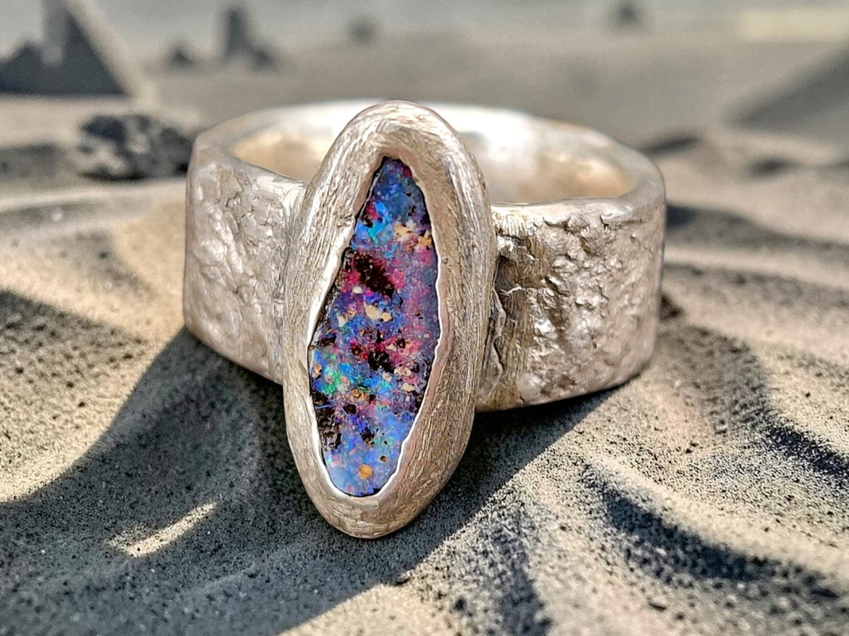 Boulder Opal Design Ring aus 925er Silber, Gr.52 (16,6), kräftiges mehrfarbiges Opalfeuer, massive Ringschiene mit Stein Struktur, Unikat, Handarbeit