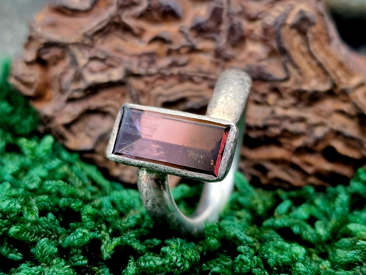 Zweifarbiger Turmalin Design Ring aus 925er Silber, Stein im Spiegelschliff Pfirsich/Rosa Farben, verdrehte und einmattierte Ringschiene, Gr.62 (19,7), Gr.62, Unisex, Unikat, Handarbeit