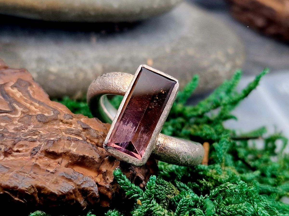 Zweifarbiger Turmalin Design Ring aus 925er Silber, Stein im Spiegelschliff Pfirsich/Rosa Farben, verdrehte und einmattierte Ringschiene, Gr.62 (19,7), Gr.62, Unisex, Unikat, Handarbeit