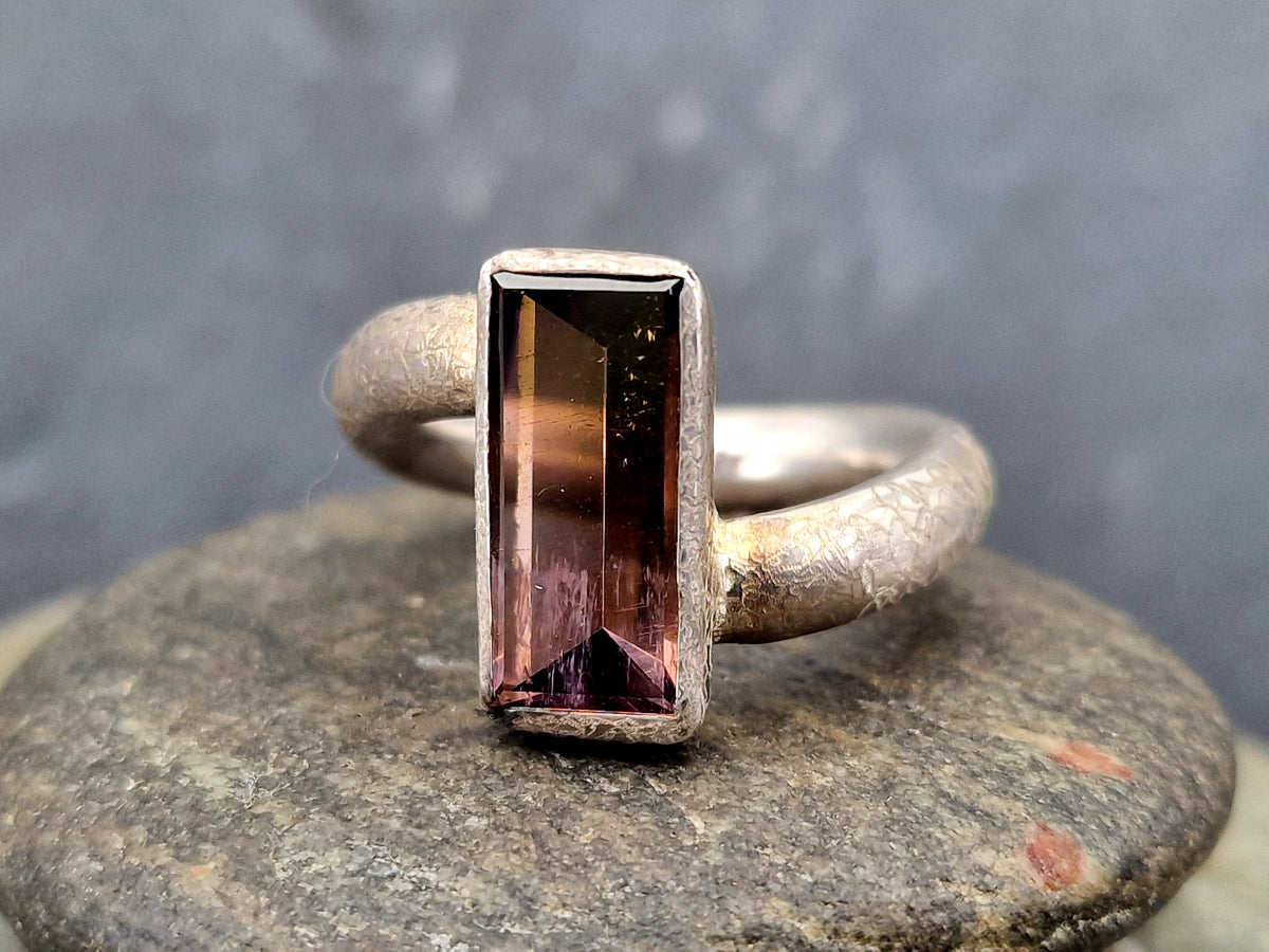 Zweifarbiger Turmalin Design Ring aus 925er Silber, Stein im Spiegelschliff Pfirsich/Rosa Farben, verdrehte und einmattierte Ringschiene, Gr.62 (19,7), Gr.62, Unisex, Unikat, Handarbeit