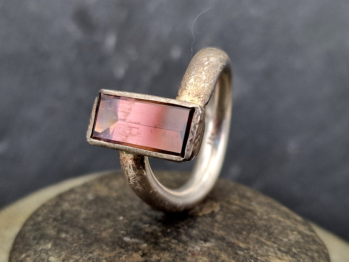Zweifarbiger Turmalin Design Ring aus 925er Silber, Stein im Spiegelschliff Pfirsich/Rosa Farben, verdrehte und einmattierte Ringschiene, Gr.62 (19,7), Gr.62, Unisex, Unikat, Handarbeit