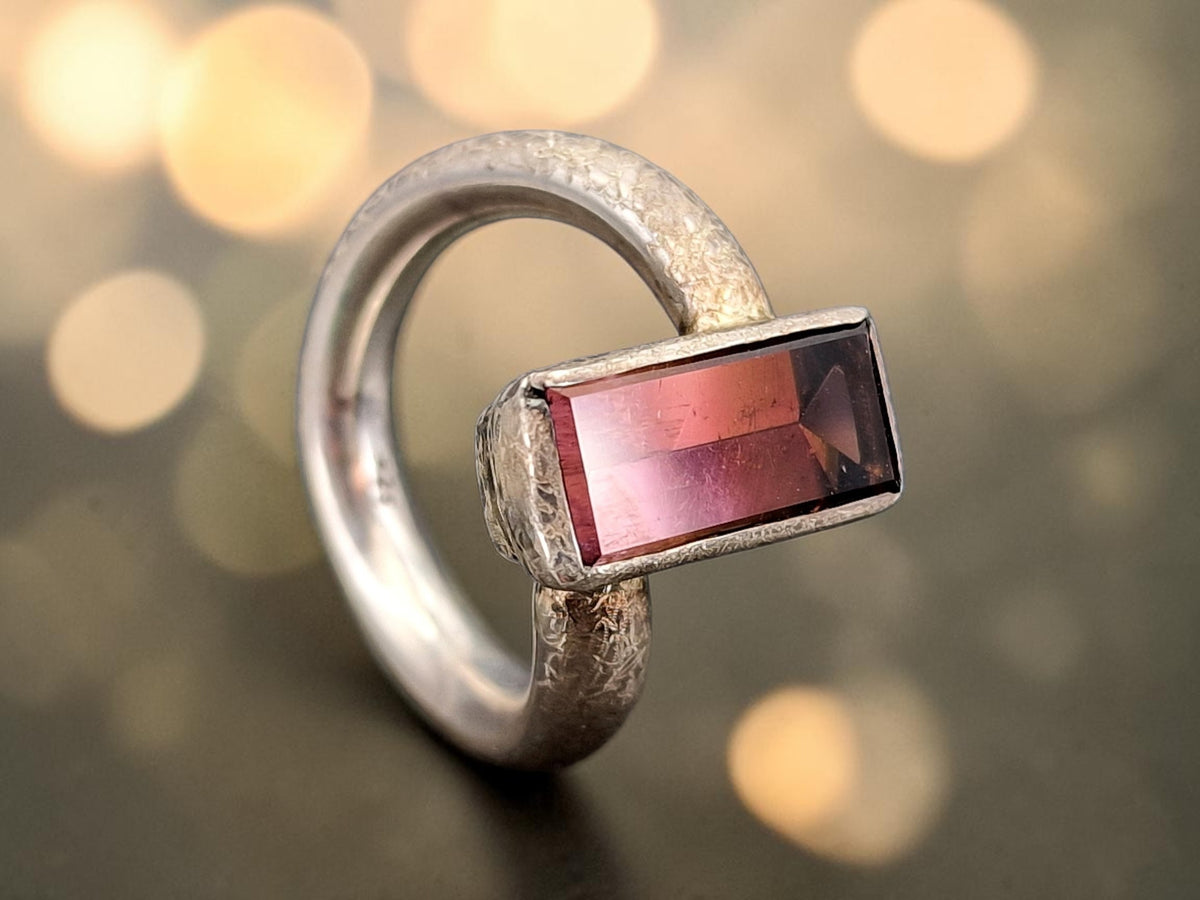 Zweifarbiger Turmalin Design Ring aus 925er Silber, Stein im Spiegelschliff Pfirsich/Rosa Farben, verdrehte und einmattierte Ringschiene, Gr.62 (19,7), Gr.62, Unisex, Unikat, Handarbeit
