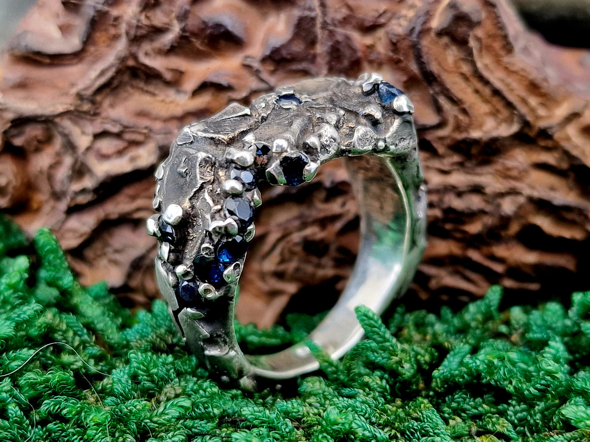 Blauer Saphir Design Ring "The Rock" aus 925er Silber, teilgeschwärzt, Gr.63 (20), kunstvolle Stein Struktur mit eingearbeiteten facettierten Saphiren, Unisex, Unikat, Handarbeit