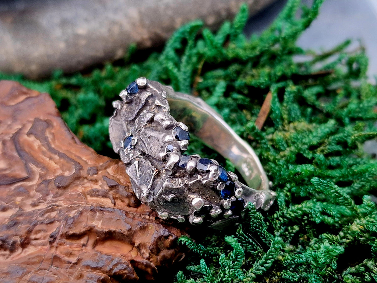 Blauer Saphir Design Ring "The Rock" aus 925er Silber, teilgeschwärzt, Gr.63 (20), kunstvolle Stein Struktur mit eingearbeiteten facettierten Saphiren, Unisex, Unikat, Handarbeit